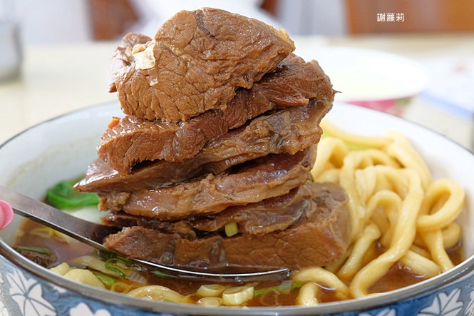 台中牛肉麵 | 孫山東家常麵。牛肉塊疊成小山高，這間被喻為台中最好吃的牛肉麵你吃過了嗎？ @嘿!部落!