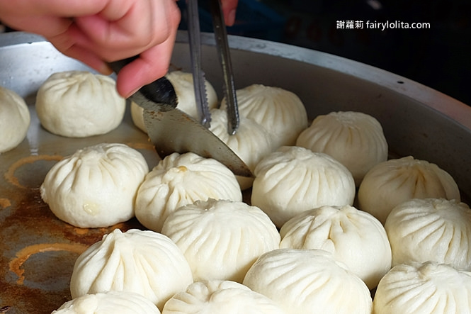 台北美食 | 寧波生煎包。清晨六點半開賣，一咬就爆漿，只賣三種口味、生意好到不像話！(中正紀念堂站) @嘿!部落!