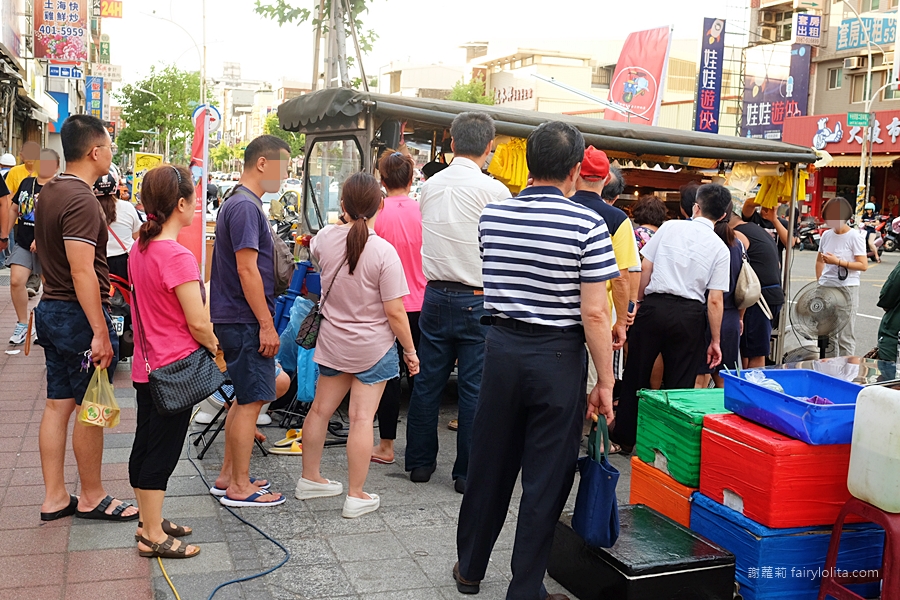 曾記滷味。滷味最便宜只要10元大家搶翻天，還沒開攤就排隊，在地40年隱藏版老店！ @嘿!部落!