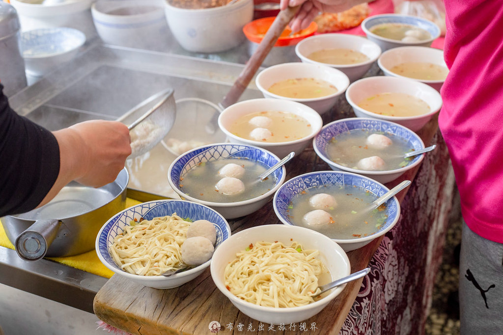 羅東帝爺廟口喥咕麵｜超過一甲子專賣乾麵跟餛飩魚丸湯的羅東美食聽說會排隊排到打磕睡的