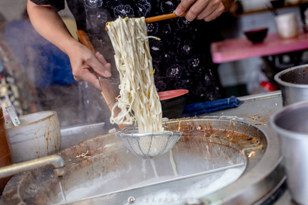 三角窗麵擔｜小小不起眼的三角窗麵店竟然是基隆在地超過60年的老店必點餛飩湯 @嘿!部落!