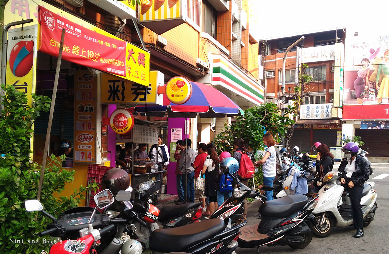 台中飯糰 | 漢口飯糰(漢口國中旁)，飯糰好吃到天天排隊，加辣更對味! @嘿!部落!