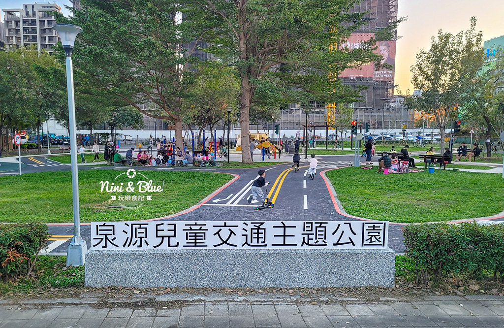 泉源兒童交通主題公園，台中東區公園，有免費公用滑步車、縮小版道路，LaLaport旁邊 @嘿!部落!