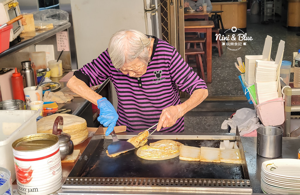 阿婆早點 &#8211; 台中無名美食，手工粉漿蛋餅.碗粿.炒麵.蘿蔔糕等台中傳統早餐，通通銅板價。 @嘿!部落!