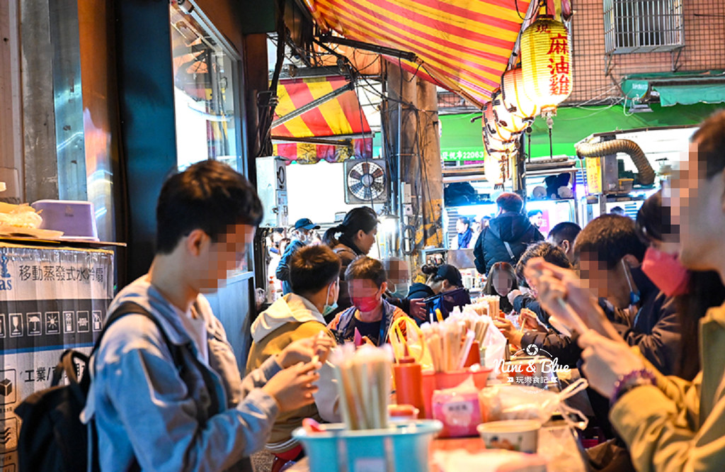 黃記麻油雞 | 台中逢甲夜市麻油雞專賣店，遇上冬令進補寒流來襲，一排就是30分鐘起跳