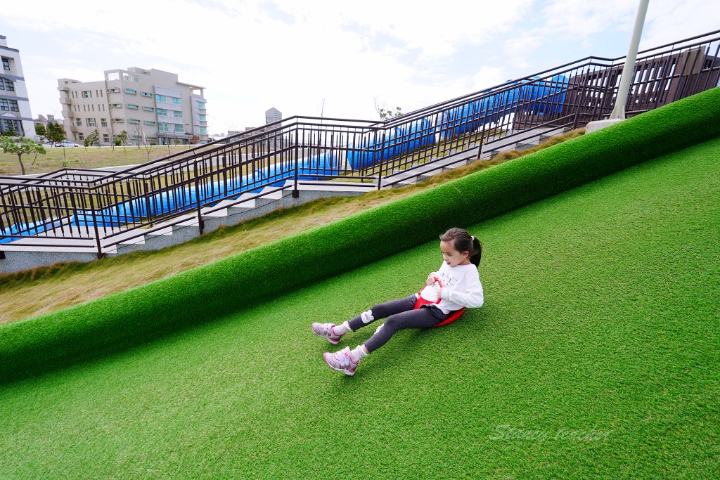 澎湖景點｜國際廣場澎湖首作滑草場公園，鄉親們千呼萬喚滑起來 @嘿!部落!