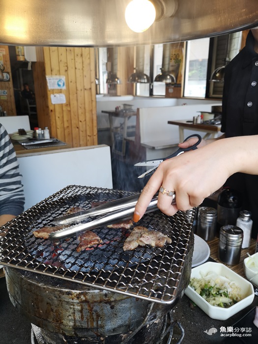 【台北松山】胖肚肚燒肉吃到飽│專業剝蝦桌邊服務超好│澎湖生蠔 牛舌 夜市烤魷魚 牛小排食材棒CP值高 @魚樂分享誌