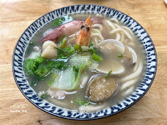 澎湃海鮮麵｜景安站捷運站美食，大骨熬煮的湯頭、豐盛的配料，每碗麵新鮮現煮