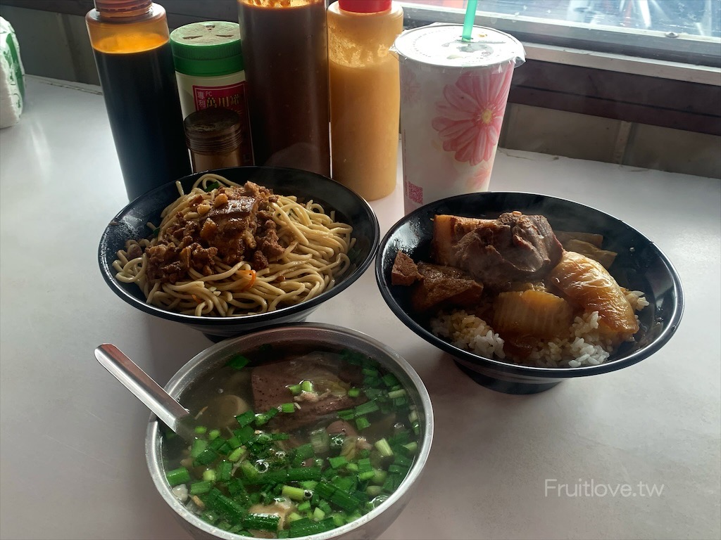 BOK麵店⟩台中西屯美食，水湳市場中式早午餐，許多饕客推薦，爌肉飯、炒麵、綜合湯，餐點便宜又好吃，份量很足，還有古早味紅茶 @嘿!部落!