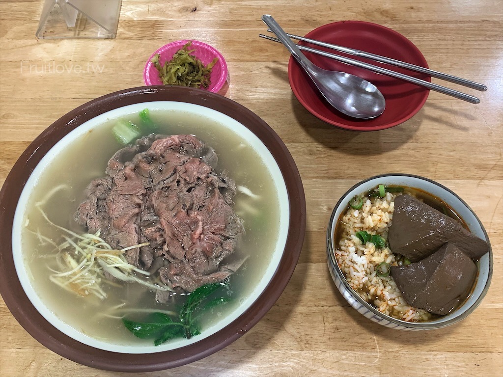 老鑼牛肉麵〉台中南區美食，在地老字號的牛肉麵店，必吃內用限定的生涮牛肉麵，還有老饕最愛的麻辣鴨血泡飯