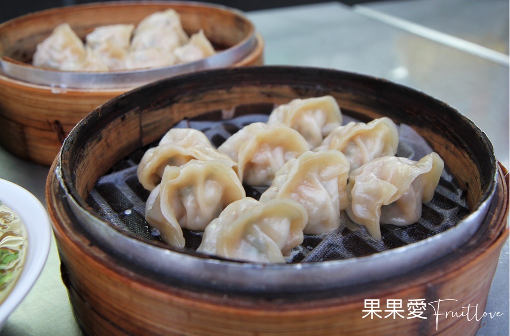 福記肉羹蒸餃⟩蒸餃皮Q又多汁，內餡飽滿，配上甘甜順口的肉羹，真是美味 @嘿!部落!