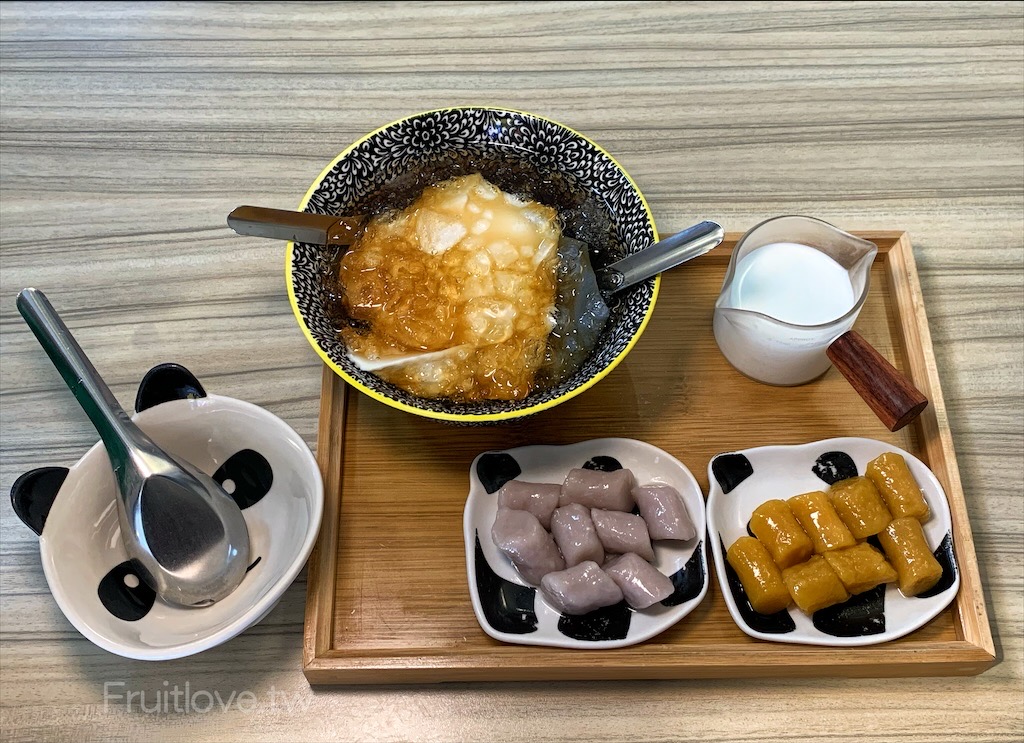 勇心豆花⟩白沙屯拱天宮美食，以熊貓黑白相間為特色的雙色嫩豆花，盤子、小碗都是熊貓造型 @嘿!部落!