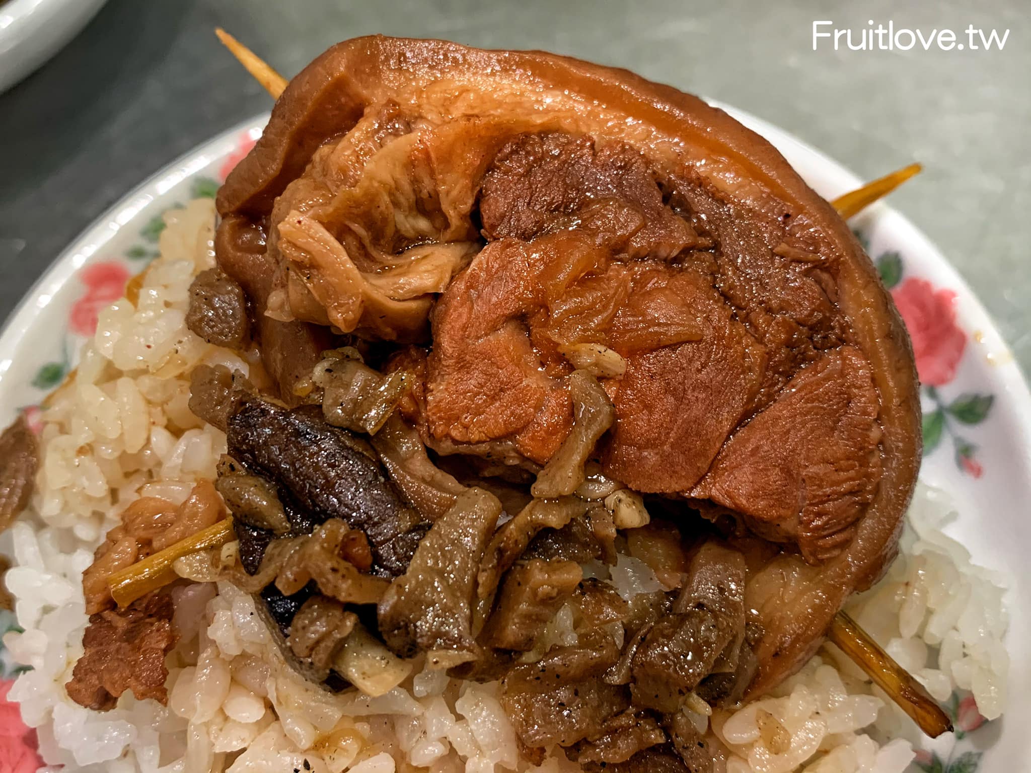 川爌肉飯⟩富有滷汁迷人的香味，爌肉皮Q肉嫩還可以吃到些許膠質-彰化美食 @嘿!部落!