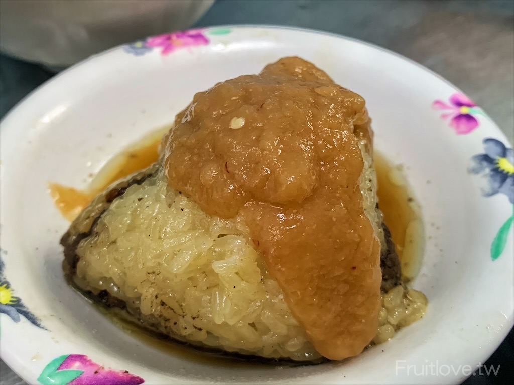 永芳亭扁食肉粽〉台中豐原美食，豐原廟東夜市裡，飄香超過80年的老店，就只賣肉粽、肉焿、扁食(餛飩)和四神湯