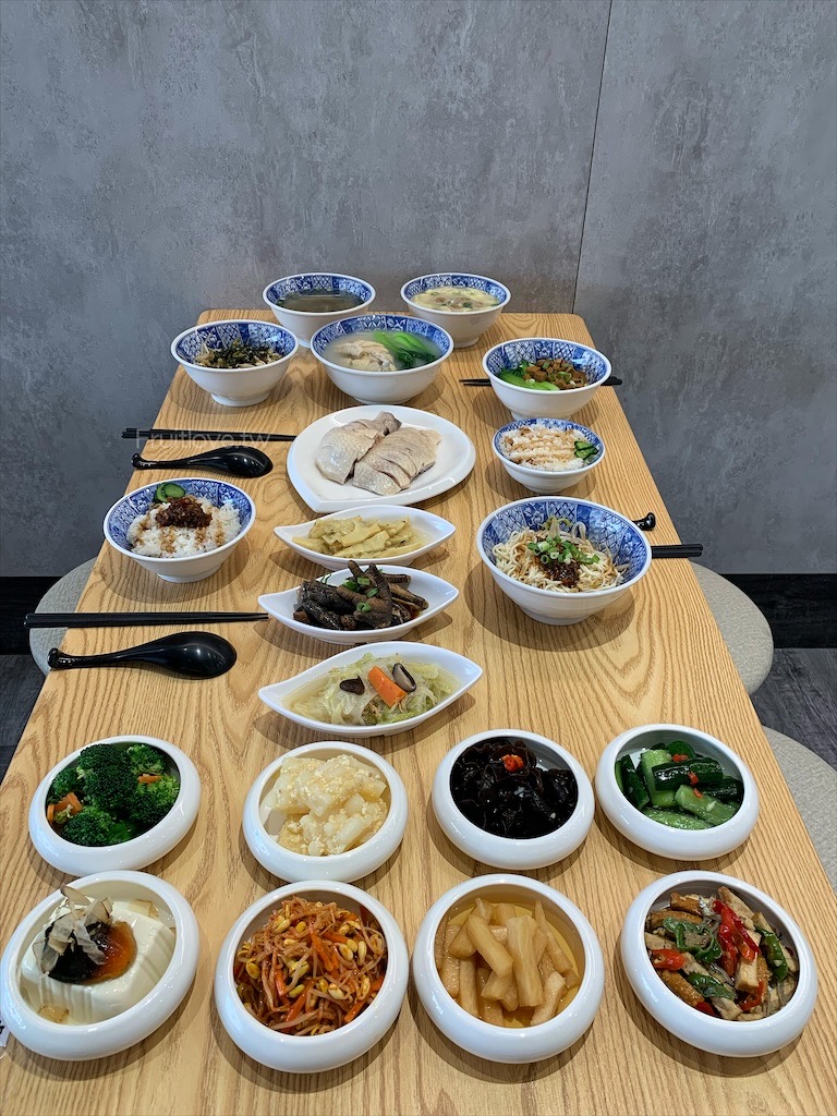 蕃薯囝仔〉台中大里美食，大里土雞肉小吃專賣店，招牌土雞肉鮮嫩，湯頭濃郁的雞肉湯麵，意猶未盡的辣拌麵，還有許多好吃的小菜可選擇