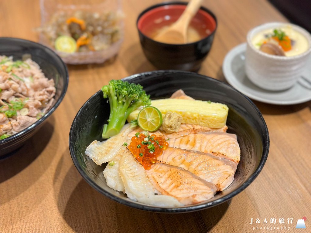 魚韻日式料理-推薦入口即化香氣十足的炙燒鰭邊鮭魚丼 @嘿!部落!