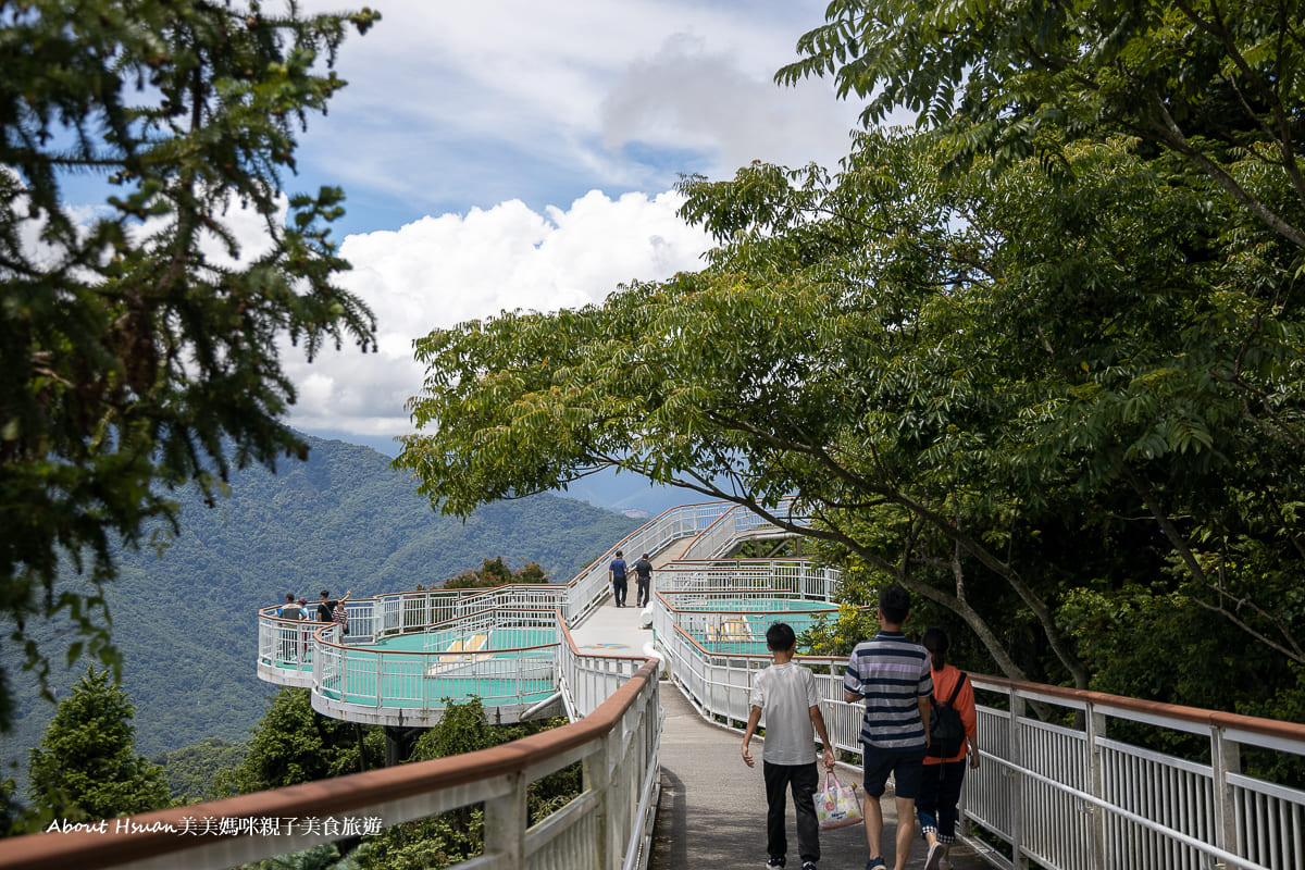 清境景點 清境高空觀景步道 親子必遊景點 氣溫舒適宜人 還可以看見羊咩咩吃草 @嘿!部落!