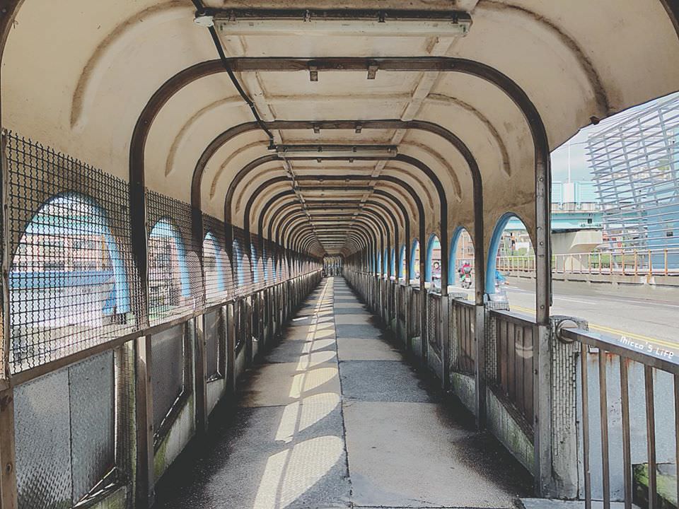 基隆旅遊景點 ◆ 中山陸橋│ 侯導影像中夢境般的藍色長廊電影 舒淇橋上回眸經典場景 @嘿!部落!