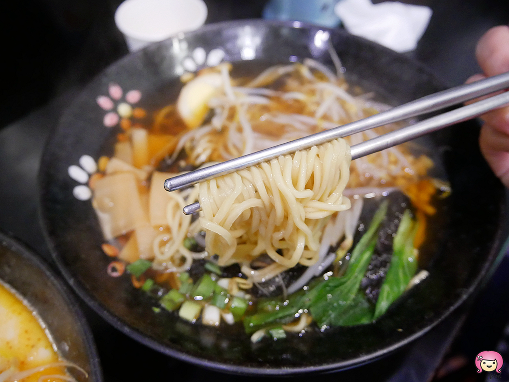 [桃園美食]虎子拉麵．在地老店|炸豬排比拳頭大的平價拉麵~吃的是青春與回憶 @嘿!部落!