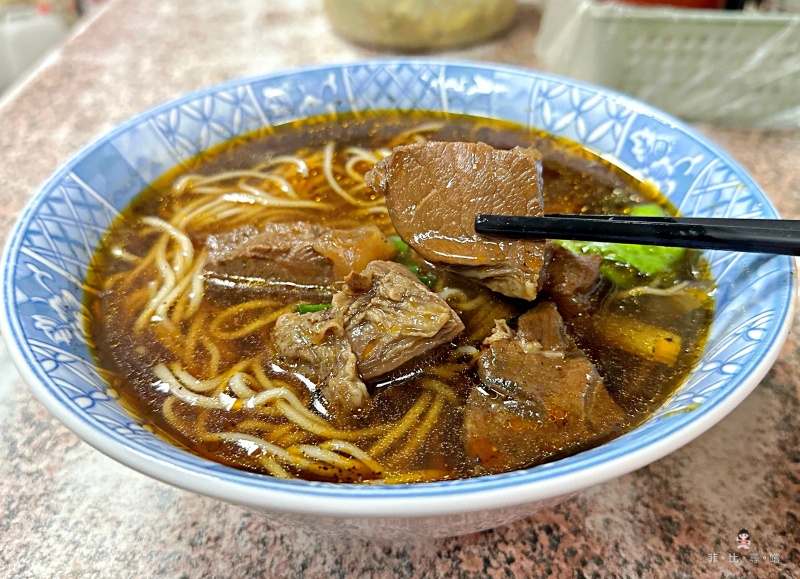 成都牛肉麵 在地人才知道的傳統小吃 一碗牛肉麵才80元 酸菜任你加 CP值超高哇！ @嘿!部落!