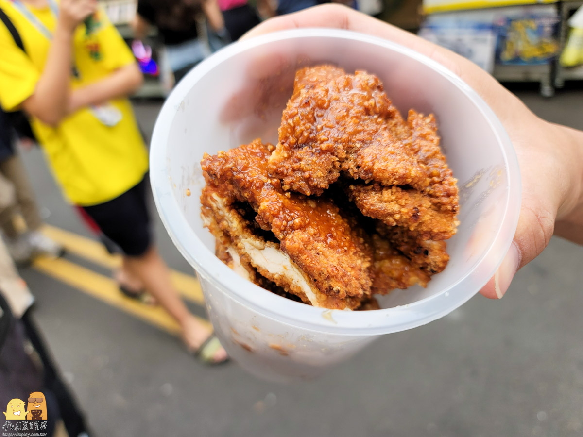 台中一中街美食-一中8兩碳烤雞排，雞排比臉還大，先炸後烤再加檸檬汁，真的有那麼好吃嗎?