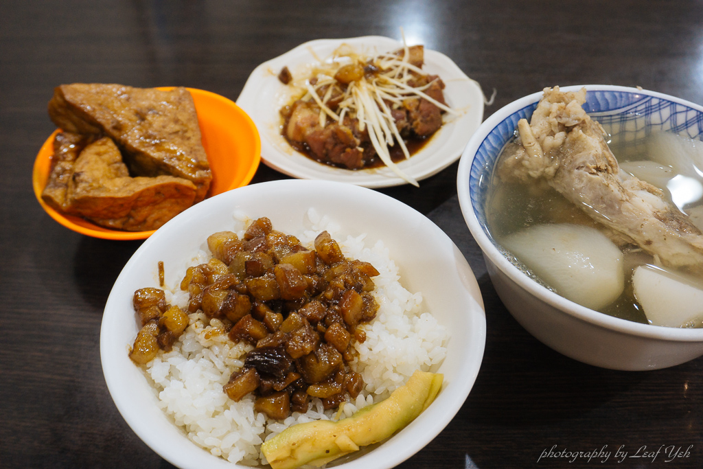 【台北】阿義魯肉飯│一個你特別熟悉，又特別懷念的老味道！ 華西街夜市魯肉飯、龍山寺美食小吃 @嘿!部落!