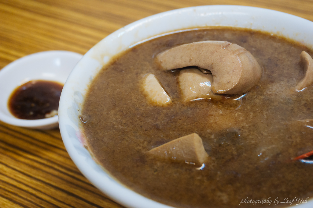 【台北】施家麻油腰花│爽脆好吃的麻油腰花、魯肉飯 、麻油瘦肉湯、松德宮夜市美食、松山路美食