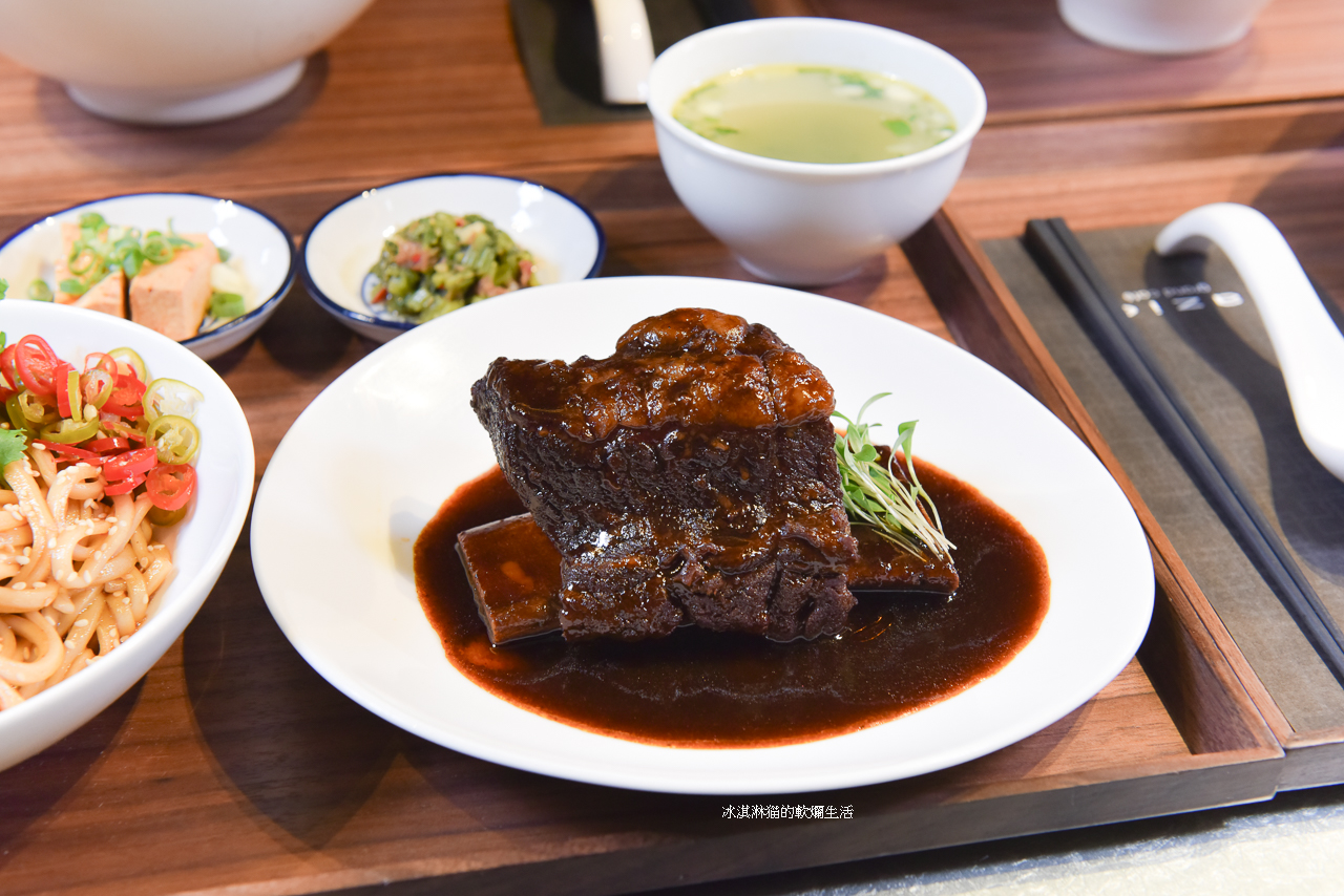 晶華酒店牛肉麵｜AZIE餐廳的精緻牛肉麵，推薦中西合併的帶骨牛小排乾拌麵和清燉牛肉麵 @嘿!部落!