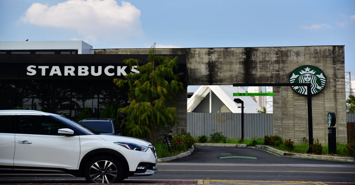 台灣特色星巴克｜STARBUCKS 雲林斗六中正門市，全台首家【綠化門市】，還有得來速車道服務 @嘿!部落!