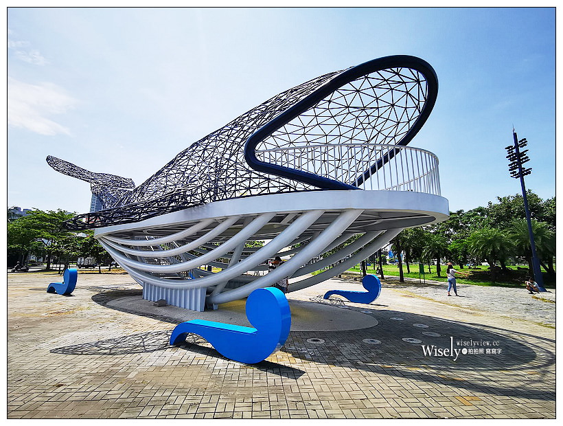 台南景點。大魚的祝福（鯨魚裝置藝術）︱安平港濱歷史公園／IG打卡景點／安平景點／鄰近安平古堡與安平老街／台南夕陽夜景推薦 @嘿!部落!