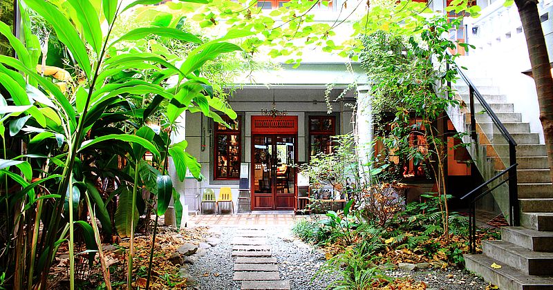 【大稻埕美食】鹹花生咖啡館(現改RADICI義式餐酒館)，三進式天井庭園街屋咖啡老屋秘境，穿梭迪化街百年老宅洋樓重生，台北老宅咖啡館推薦 @嘿!部落!