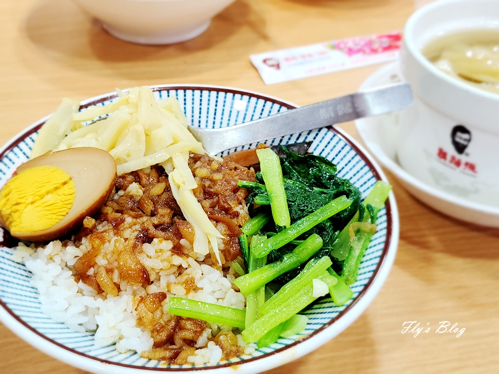 鬍鬚張滷肉飯，香又油的滷肉飯，米飯也煮得很美味~ @嘿!部落!