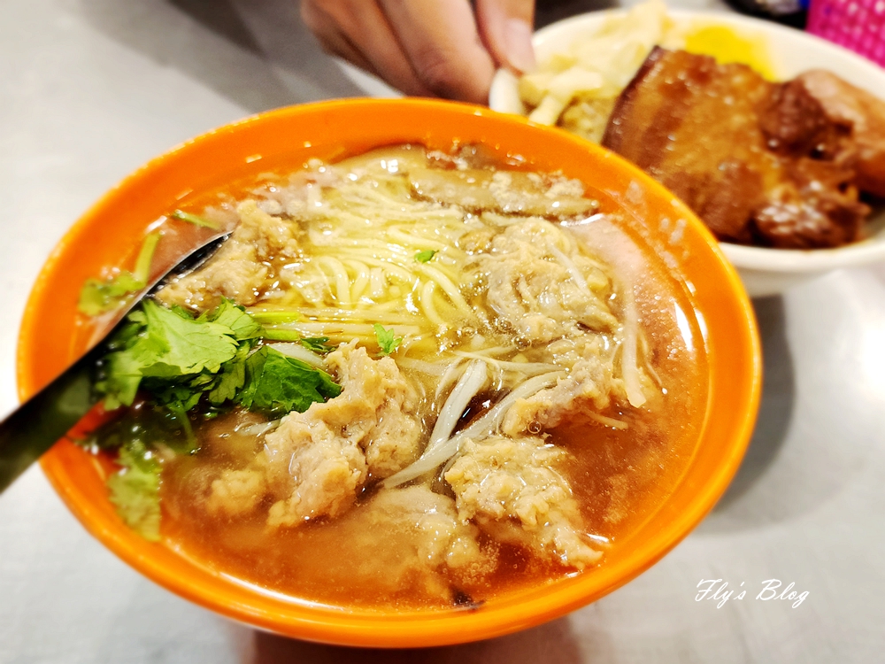 圓環龍鳳魯肉飯，古早味的濃稠肉羹麵，草菇湯真的很推薦！ @嘿!部落!