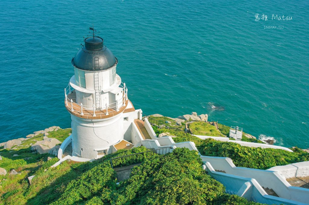 馬祖、東引 | 守護國境之北的明燈、湛藍海洋裡的白色巨塔「東引島燈塔」| 東湧燈塔、全台唯一在懸崖上的燈塔 @嘿!部落!