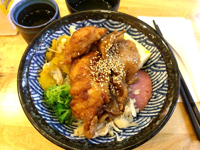 【美食】台中南區。御燒烤肉便當，工學路美食推薦，烤肉飯、烤雞柳、烤漢堡排。外送便當推薦