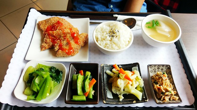 【美食】台中南區。蜂屋咖啡簡餐@ 興大南門路聚餐餐廳。簡餐。小火鍋。義大利麵。厚片。下午茶。咖啡。外帶精緻簡餐便當。