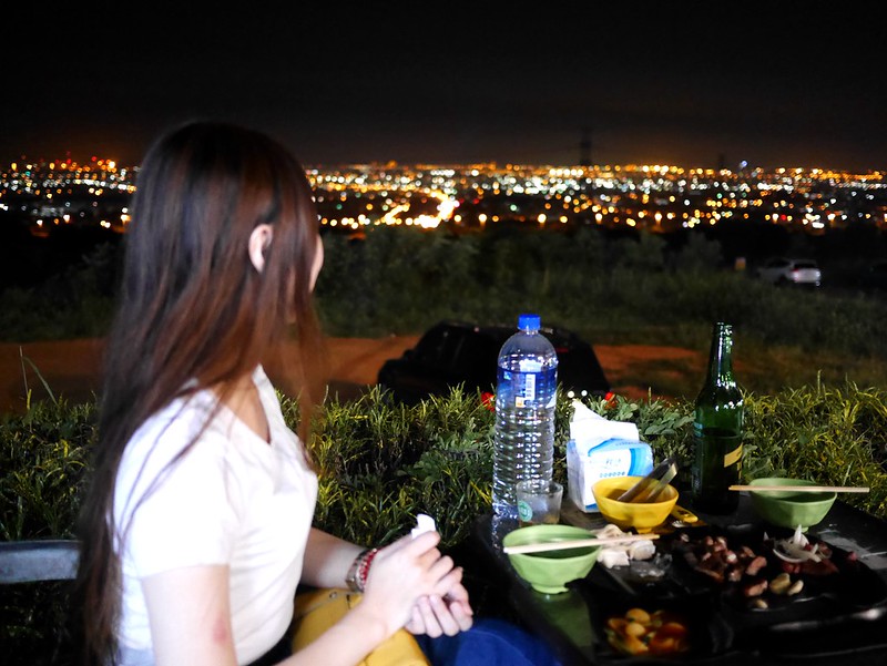 【美食】台中龍井。那兩蚵烤鮮蚵! 吃鮮蚵喝啤酒、台中夜景任你看~平價景觀親子燒烤餐廳。烤鹹豬肉、烤蛤蜊、烤牛肉、快炒料理 @嘿!部落!