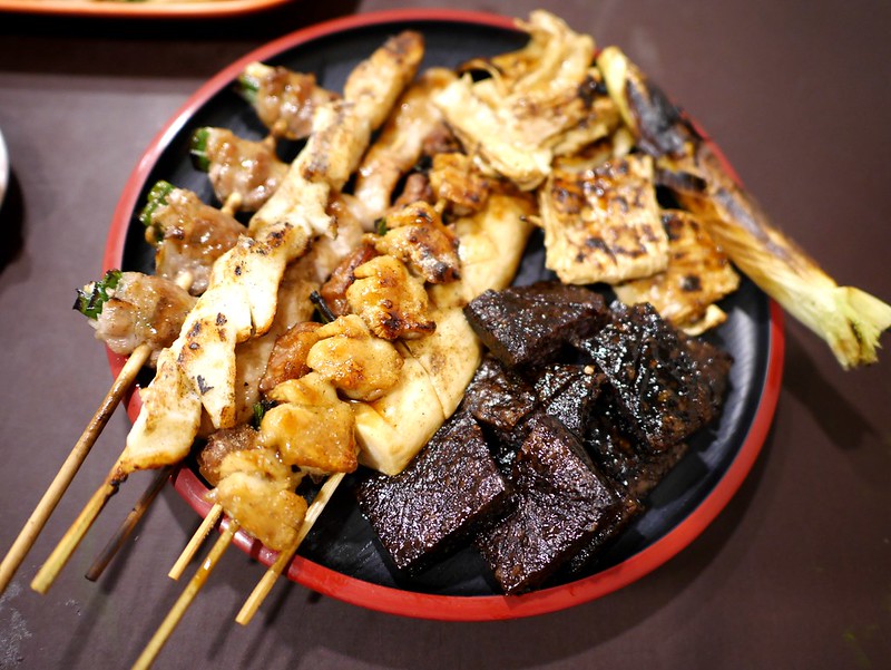 【美食】台中南區。炭串燒(忠孝夜市內)，必吃平價串燒燒烤，忠孝夜市的小榭拉麵斜對面。台中串燒推薦!