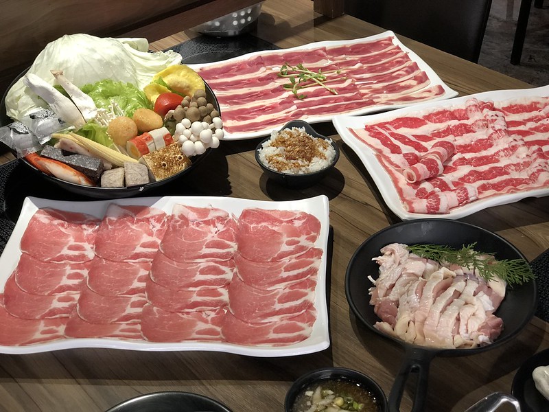 【新竹‧竹北美食】肉多多火鍋 (竹北店)，台灣火鍋第一品牌。兩人吃五盤肉肉，跟著熊寶這樣點餐最划算、最優惠。 @嘿!部落!