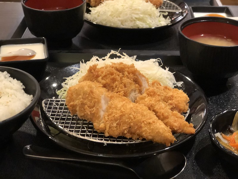 【新竹竹北美食】福勝亭豬排日式定食，平價豬排專賣店！內用白飯、味噌湯免費供應，鮮嫩炸雞柳好吃，竹北家樂福對面三商巧福的二樓餐廳。