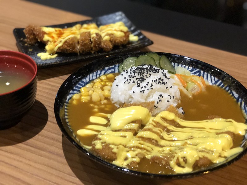 【新竹竹北美食】職人雙饗丼竹北店，竹北平價丼飯、日式炸物、酥脆炸豬排、便當、咖哩飯。內用雙葉冰淇淋、味噌湯免費享用，內文附詳細菜單介紹。（泰式酸辣雞排、月見牛丼、蜂蜜芥末豬排）