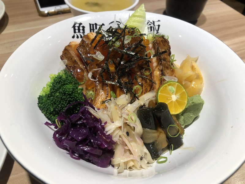 【新竹美食】魚町丼飯專賣店，必吃炙燒鮭魚親子丼飯、蒜燒松阪豬丼飯、烤雞肉串！內用味噌湯、白飯免費提供，文末附詳細菜單介紹。 @嘿!部落!