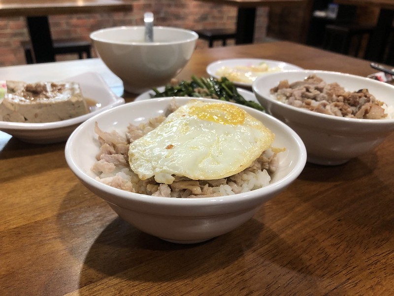 【新竹竹北美食】媽媽煮火雞肉飯，光明三路上有媽媽味的小吃店，雞肉飯濃郁好吃，還有半熟蛋喔！內文附詳細菜單。 @嘿!部落!