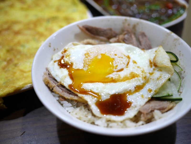 【新竹美食】廟口鴨香飯，到新竹必吃的美味小吃推薦，必點鴨香飯加半熟荷包蛋。 @嘿!部落!