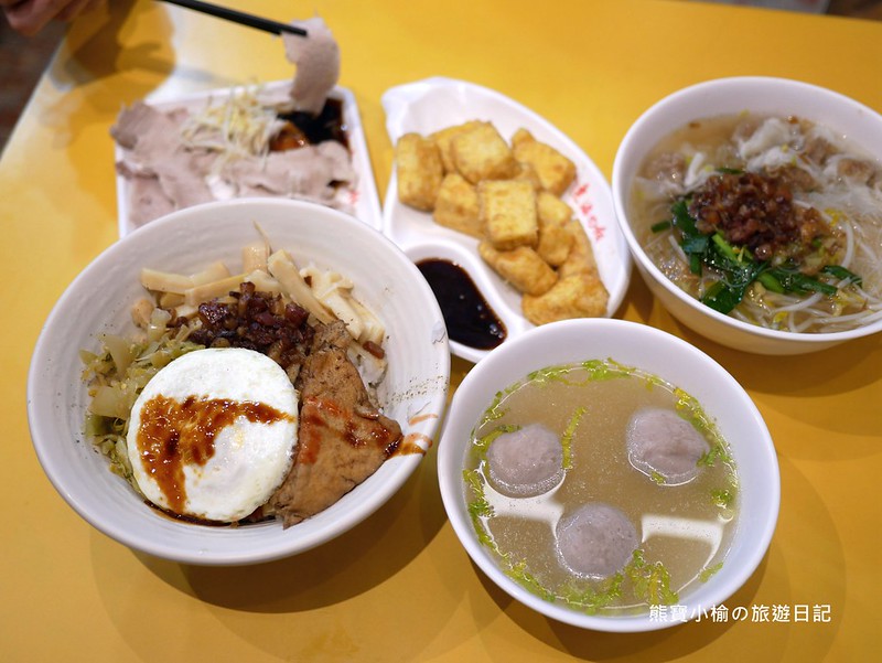 【新竹美食】金連滷肉飯，新竹城隍廟附近的新竹小吃店，台式服務好親切。女生最愛沒有肥肉的滷肉飯，餛飩米粉好吃，必點蒜香松阪豬肉和炸雞蛋豆腐。新竹餐廳、新竹小吃、新竹城隍廟旁名產、新竹美食Blog、新竹美食部落客熊寶小榆。 @嘿!部落!