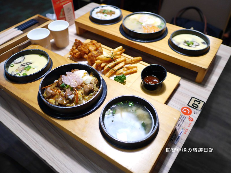 【苗栗美食】天利食堂苗栗頭份店，嫩豆腐鍋搭配蒸蛋好美味，家庭親子聚餐好選擇，內附超詳細菜單。竹南頭份聚餐餐廳推薦．鍋物套餐&amp;定食&amp;炸物&amp;丼飯&amp;拉麵&amp;飲品．小清新風餐館。 @嘿!部落!