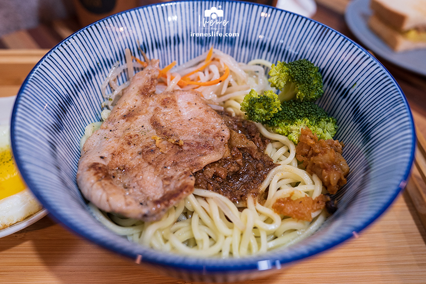 【三重】烤肉香陣陣瀰漫的早午餐店，軟嫩多汁的烤肉排夾吐司、蛋餅都合拍．慶三號烤肉倉庫早午餐