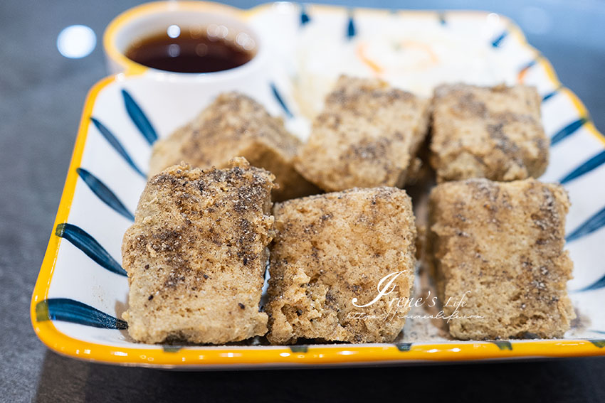 三重忠孝路新開幕，很不一樣的酵素臭豆腐，炸的又酥又香再撒上滿滿椒鹽，顛覆對臭豆腐的印象 @嘿!部落!