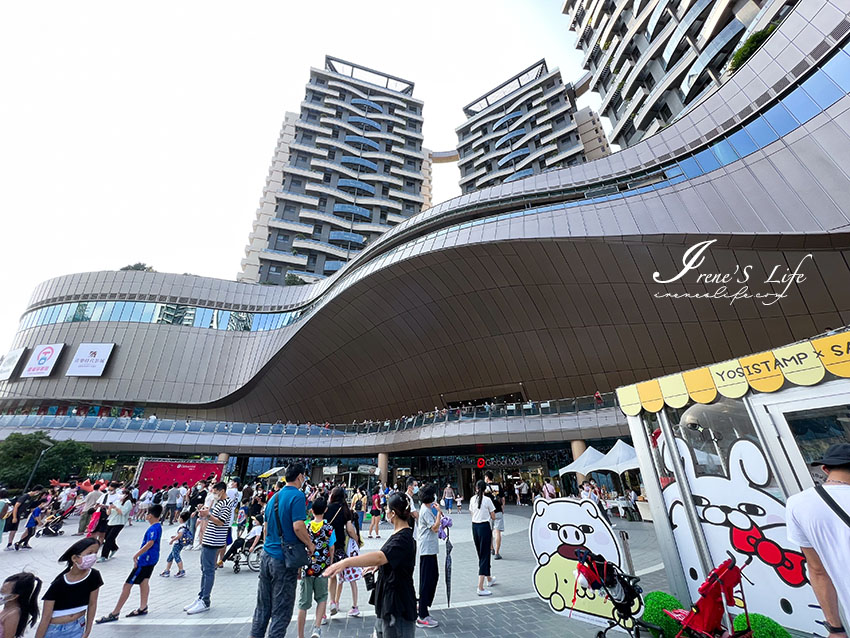 環球購物中心桃園A19開幕啦！室內有攀岩館、滑雪場，馬卡龍色恐龍、三麗鷗家族玻璃屋