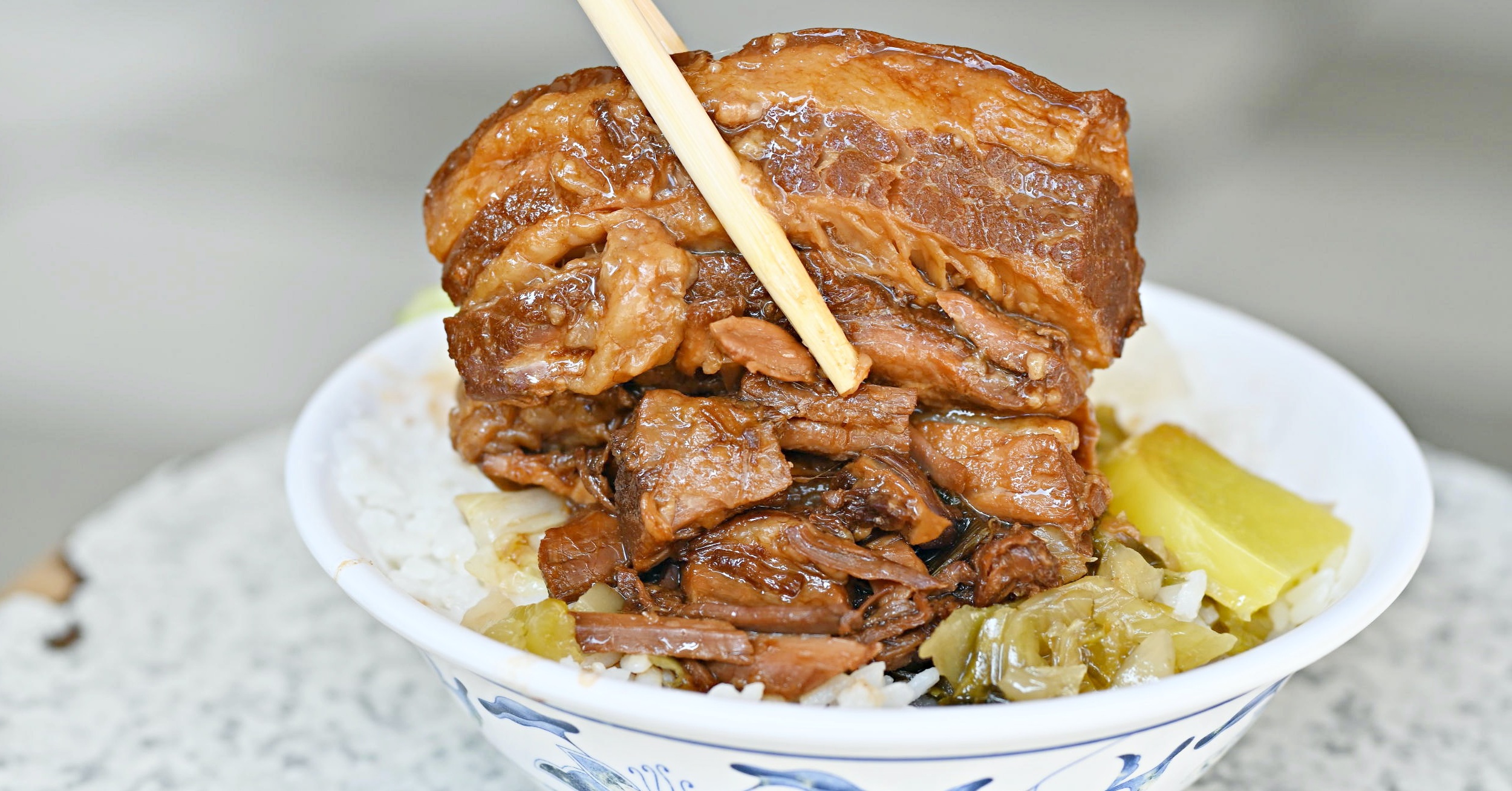 【西門美食】黃記老牌燉肉飯，燉肉跟雞腿都很厲害(菜單) @嘿!部落!